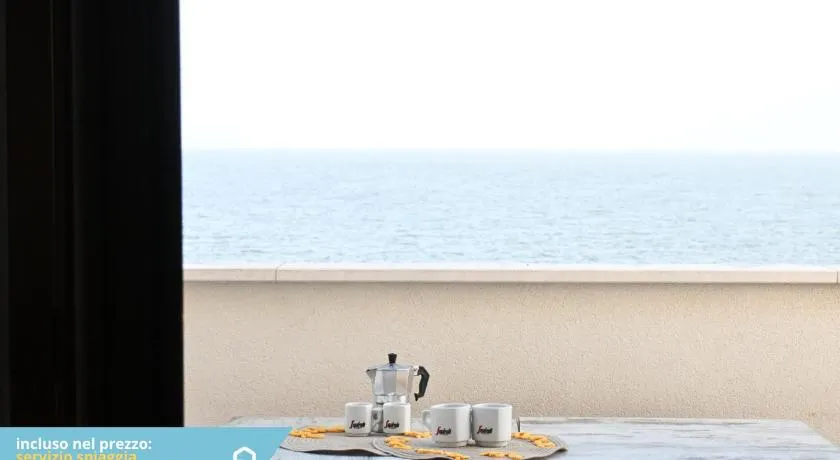 RS322 - Marcelli, bilocale fronte mare con spiaggia inclusa - Image 1