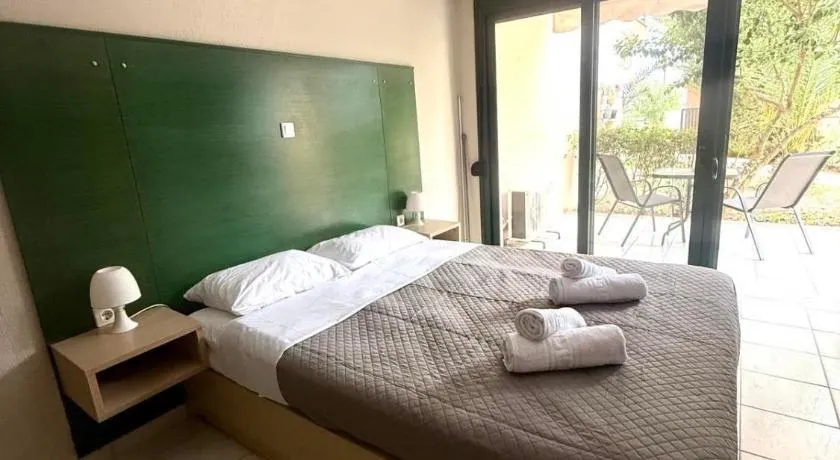 Alexandra Sunshine Apartments - Image 1