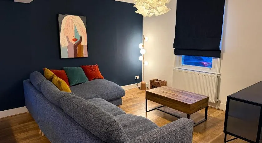 5 Bed Cottage - Image 1