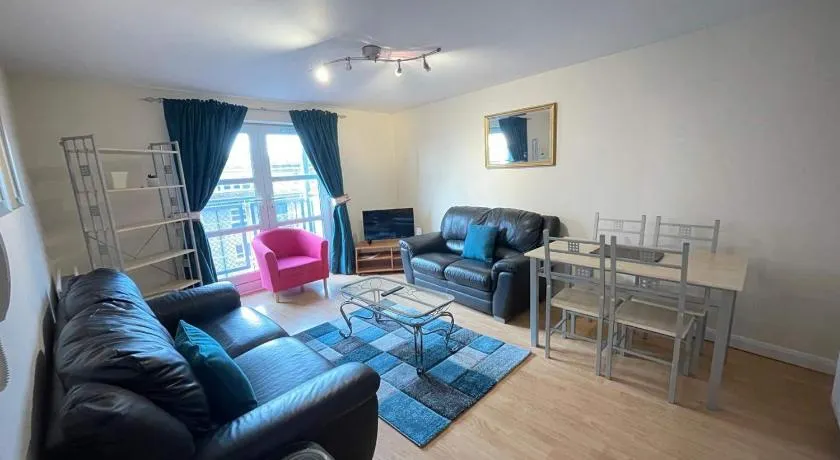 3 Bed Flat - Sleeps 6 - Parking - Wifi - Image 1