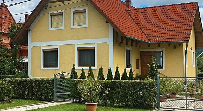 Petra Apartmanház - Image 1