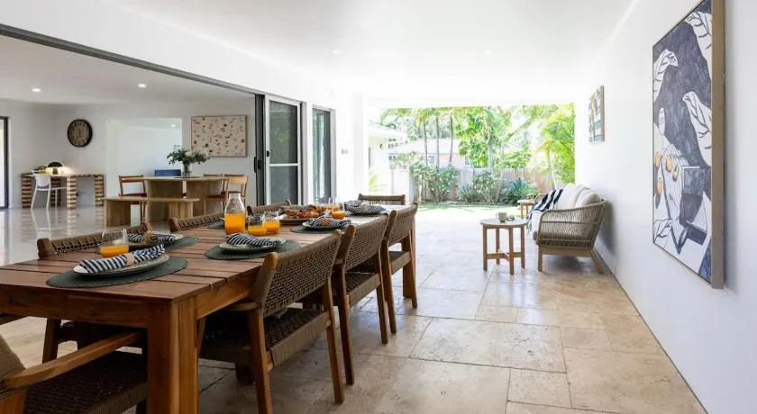 Le Palmier - coastal charm minutes from the beach - Image 1