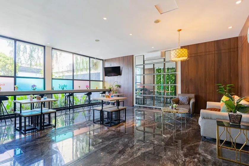 Sans Hotel Box Mansion Surabaya by RedDoorz - Image 1