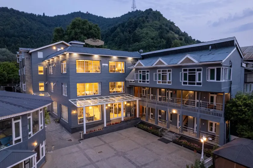 Hotel Grand Boulevard Dal Lake View Srinagar - Image 1