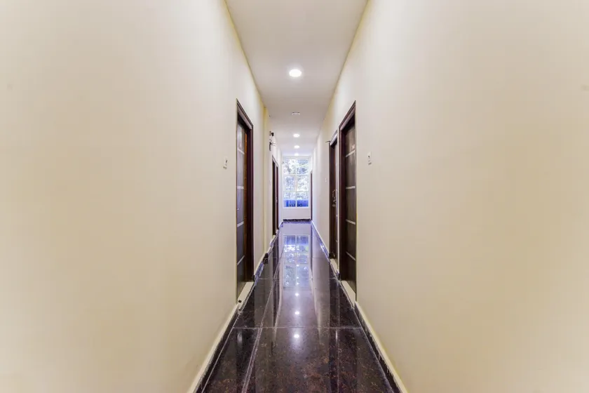 Hotel O by OYO Royal Stay Luxury Rooms - Image 1