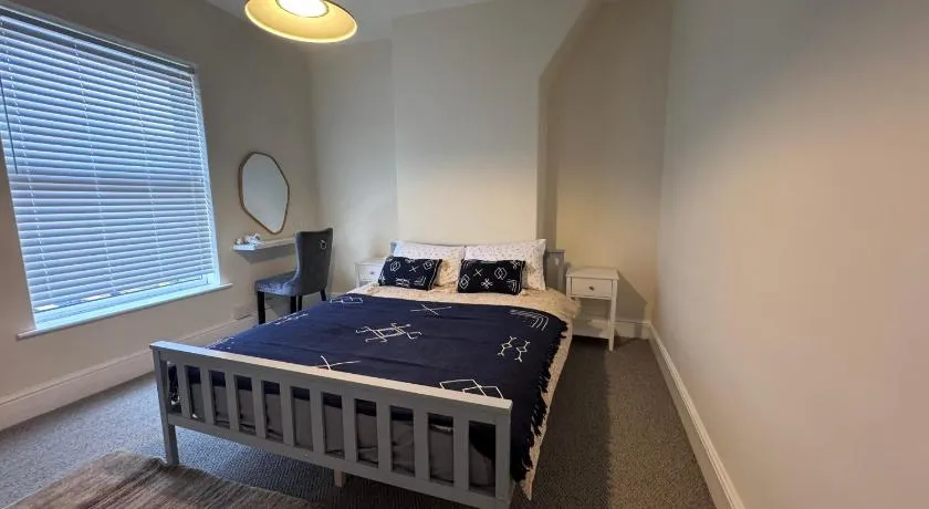 Entire2 bedrooms cosy house in Sale, Manchester - Image 1