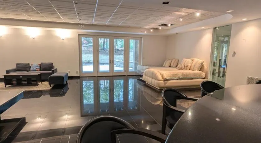 Luxurious large private space with Sauna, Gym and Office - Image 1