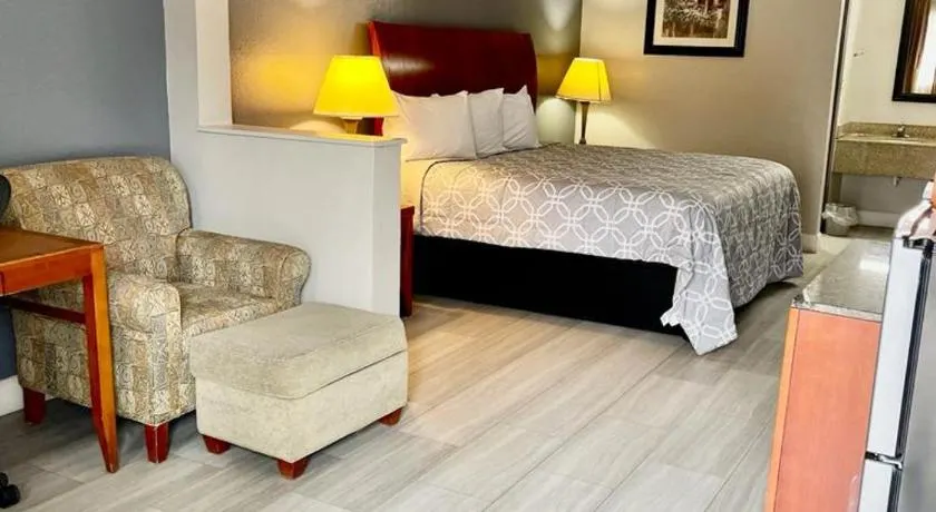 American Way Inn & Suites - Image 1
