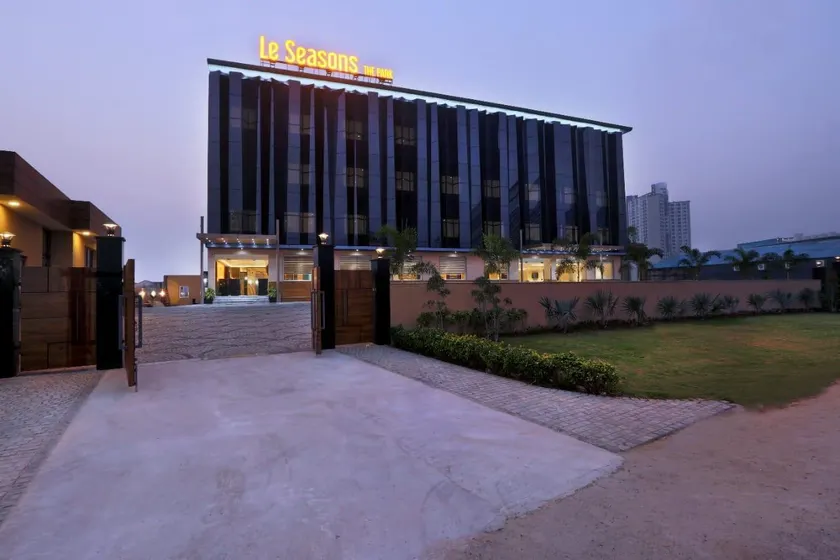 HOTEL LE SEASONS PARK - Image 1