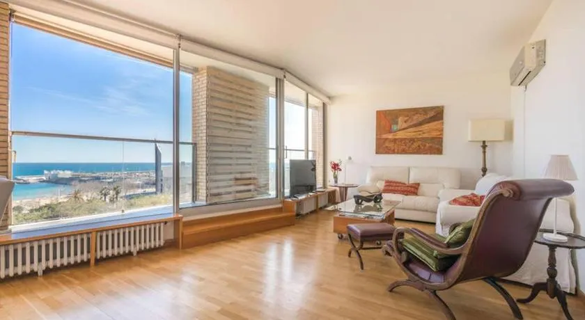 Sea views & city skyline - Image 1
