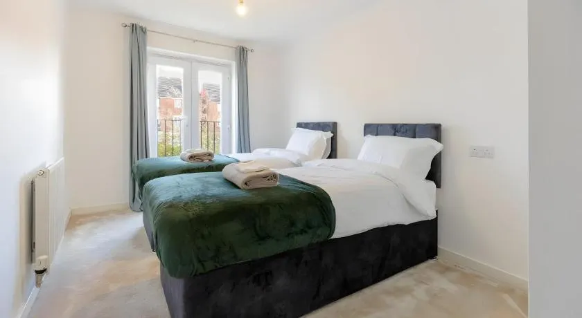 Large 4BR House - Easy Access to Manchester & Liverpool - Image 1