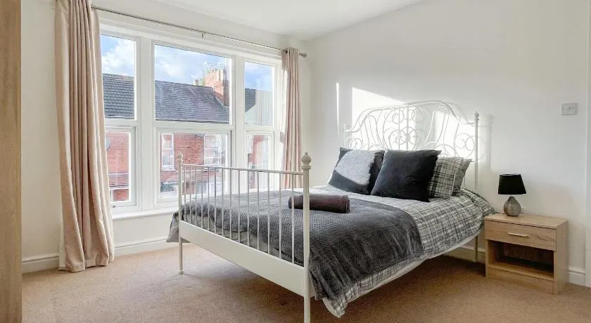 Spacious 2-bed Apartment in Crewe by 53 Degrees Property, ideal for Business & Professionals, FREE Parking - Sleeps 3 - Image 1