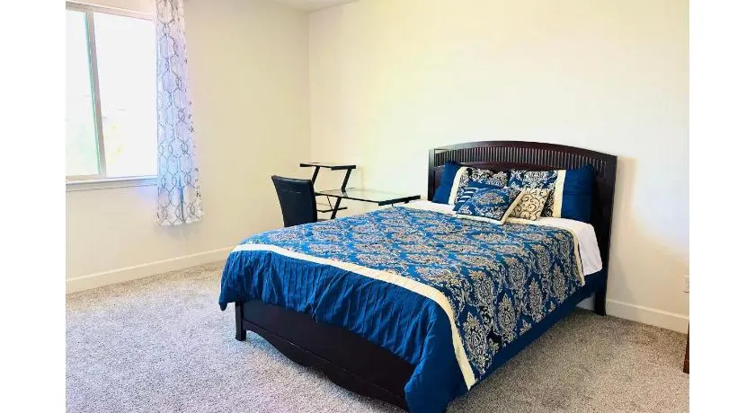 Cozy Private master bedroom in a single family house - Image 1
