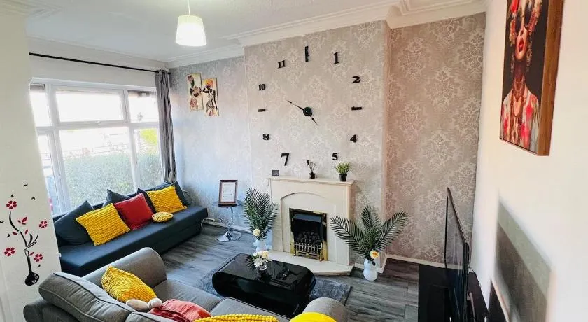 4 Bedroom House Sleeps 8 Free Parking & WiFi - Image 1