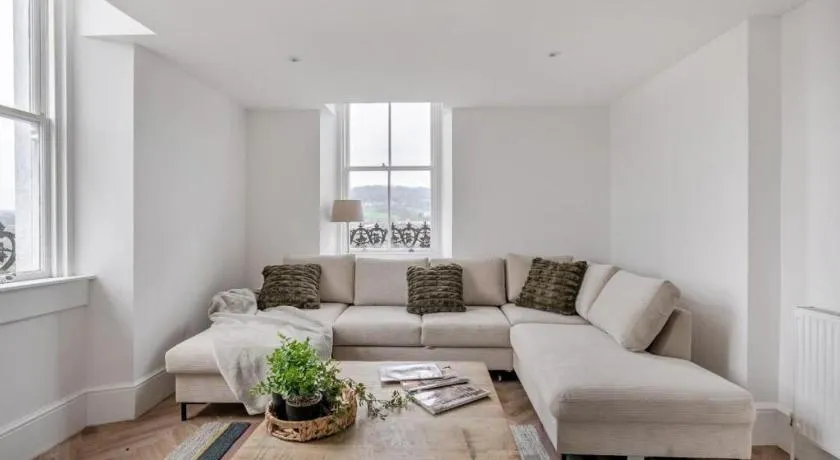 Central 2-Bed Apartment Stunning Views - Image 1