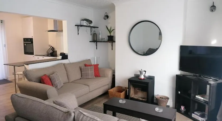 Two Sails Brixham - Spacious modern family seaside home - parking - wood-burner - dog friendly - Image 1