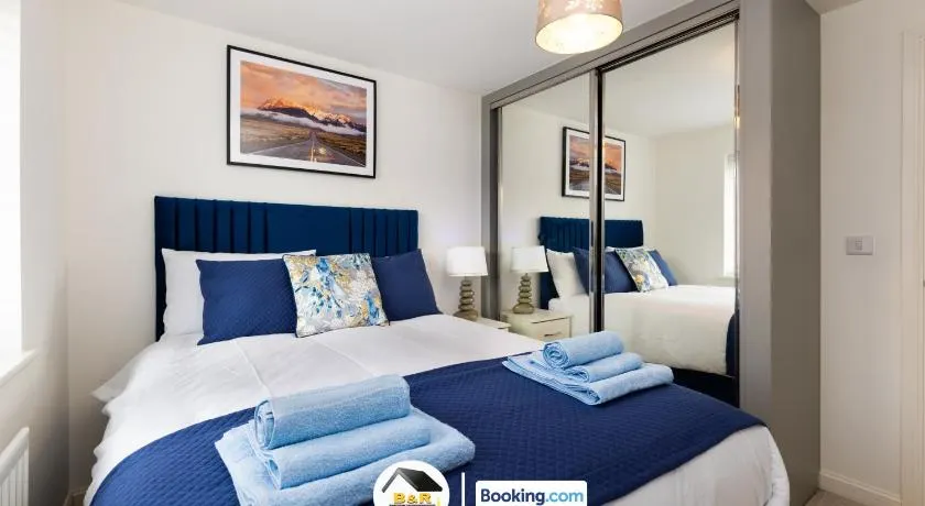 Duckett house, 3 Bedroom Detached House By B and R Serviced Accommodation Amesbury With Free Parking - Image 1