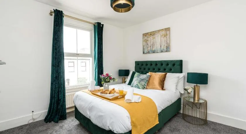 Dressed To Impress 2 bed house in Heart of Croydon Photo ID Required - Image 1