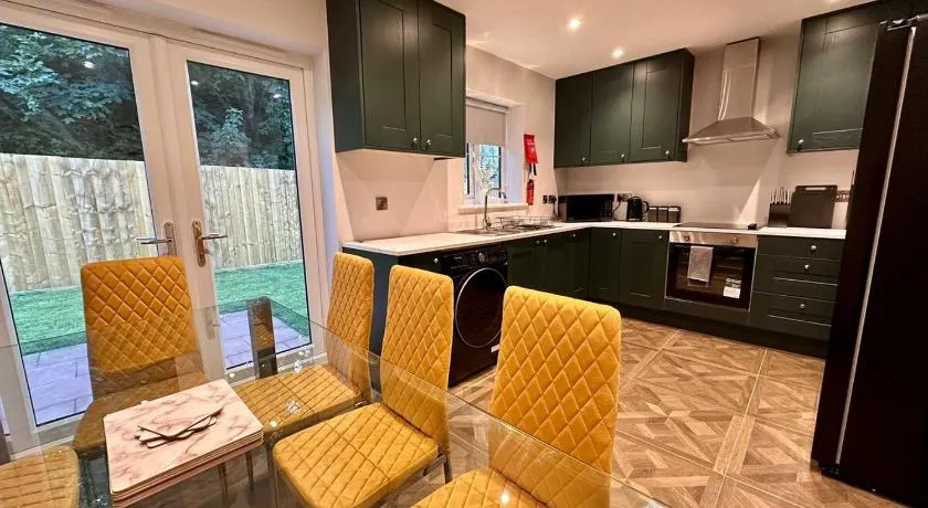 Stunning 4 Bedroom, Sleeps 9, Centre Of Telford - Image 1