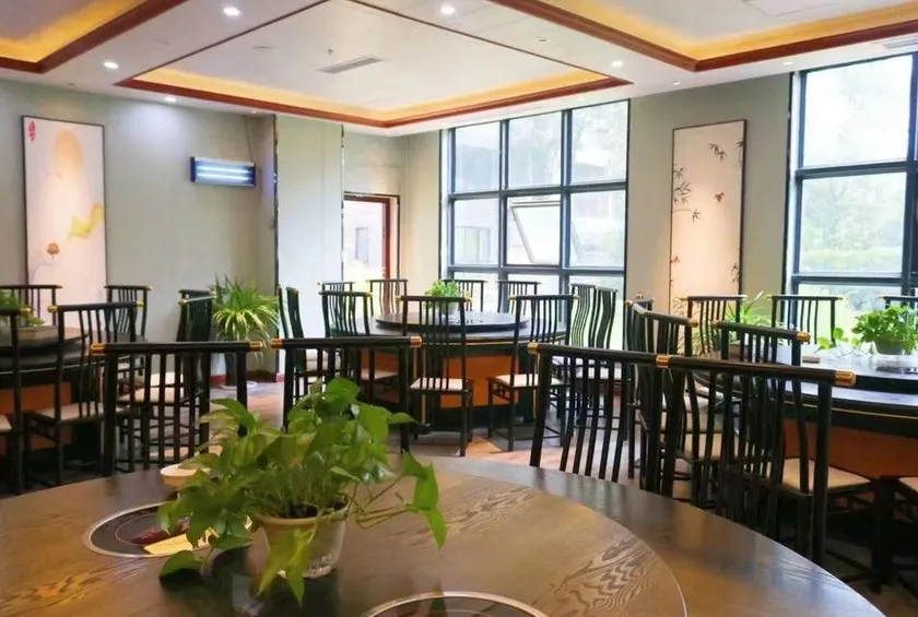 Heyue Hotel - Image 1