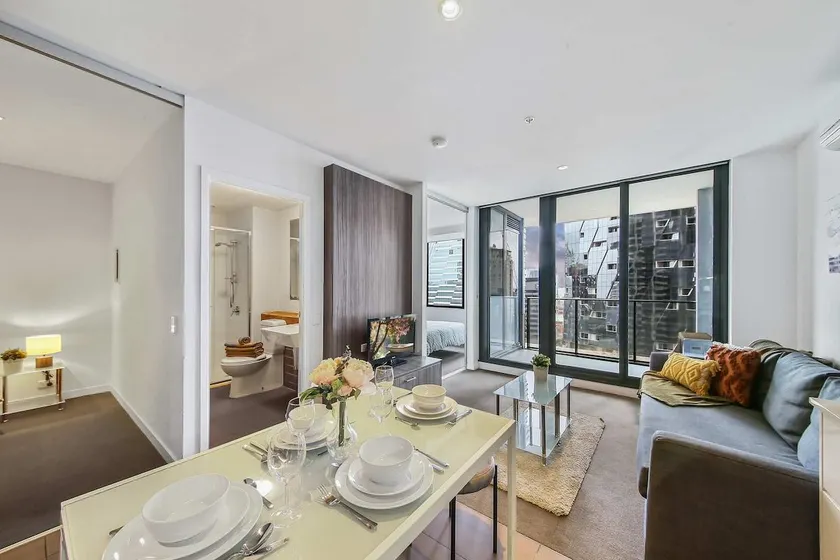 Comfy 2BR Apt Near Southern Cross with City Views - Image 1