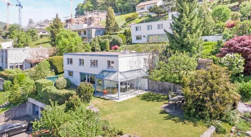 Modern Living Villa mit Panorama-Wintergarten & TV - Image 1