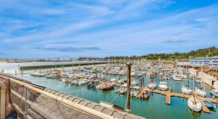 Family-Friendly Waterfront Studio with High-Speed WiFi Marina View & Kitchenette - Image 1