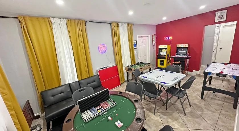Vacay Spot Gables 4 to 23 Guest GameRoom 2 Kitchens 2 BBQ, 2 BAR, Backyard, Patio, Prime LOC! 6 blocks away from Bars, Nite Clubs, Res, Shops - Image 1