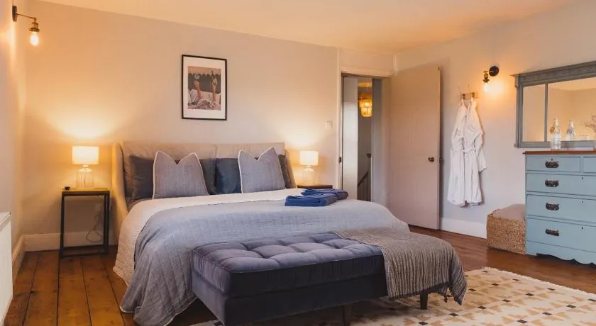 Luxury House sleeps 14 with Secret Bar near Bath - Image 1