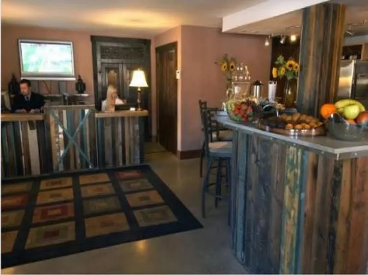 968 Park Hotel - Image 1