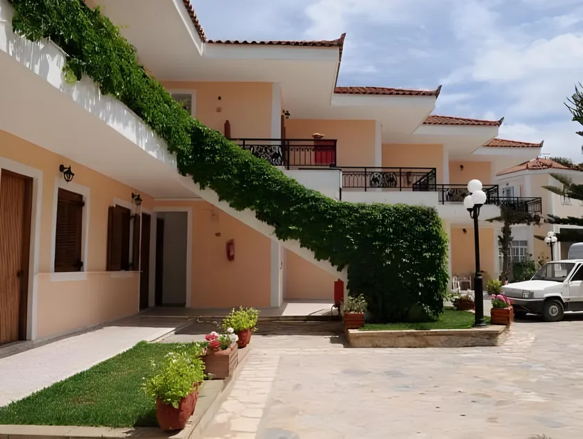 Castello Beach Hotel - Image 1