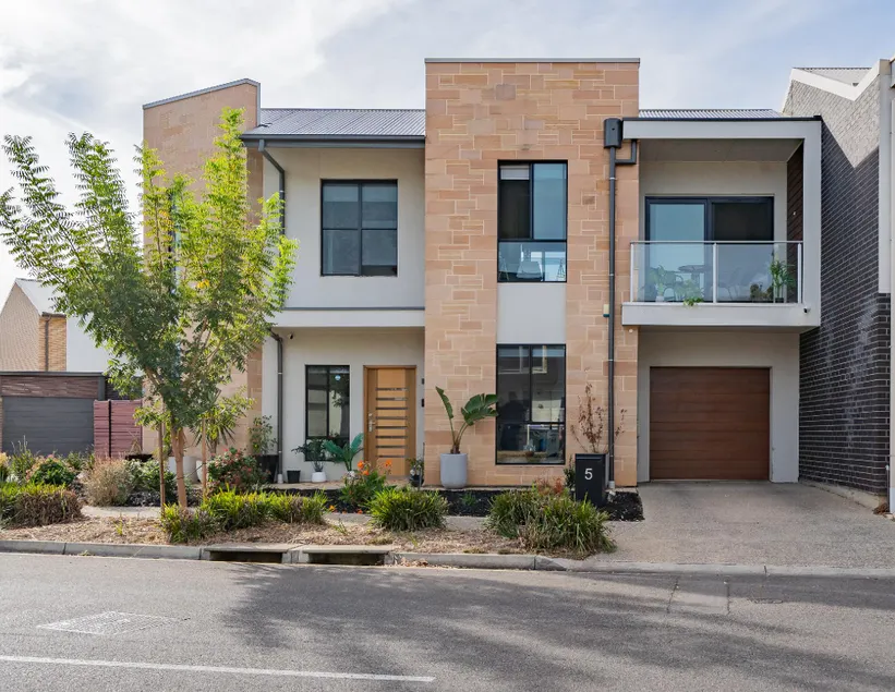 Bright & Airy 2BR | WiFi, Full Kitchen, Parking - Image 1