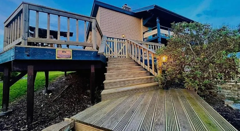 Lakeland Lodge 400 year old Bavarian Lodge with Private Hot Tub Pet Friendly - Image 1
