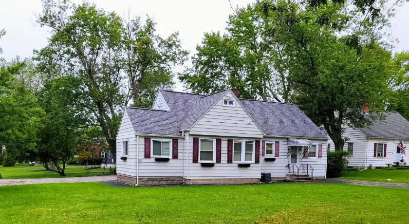Big new house with huge parking - Image 1