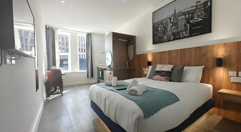 10 Chic studio Apartments in Birmingham city centre - Image 1