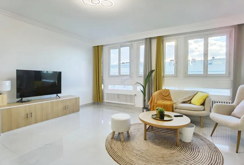 Modern 2-Bed Apt 80m2 with Elevator FREE Parking N19-25 - Image 1