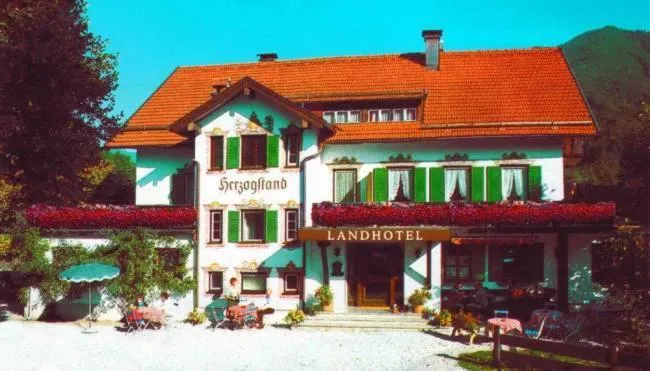 Landhotel Herzogstand Garni - Image 1
