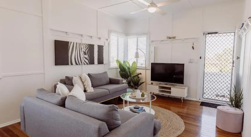 Beachside Pet-Friendly Retreat in Mooloolaba - Image 1