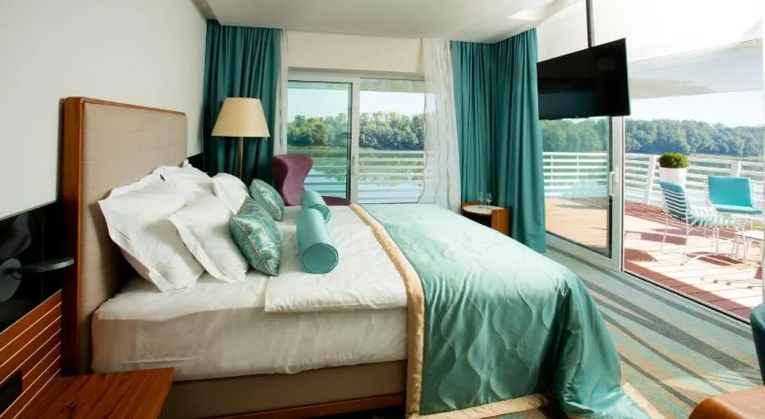Hotel Navis - Image 1
