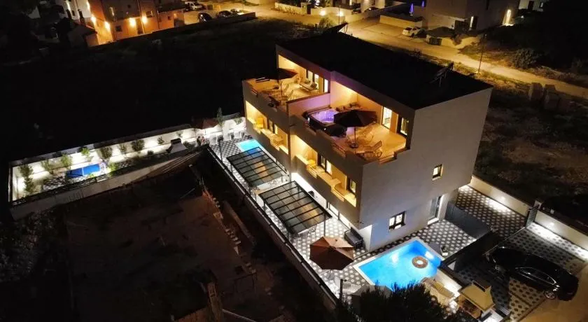 VillaMIA heated pool - jacuzzi-10 persons-boat tours - Luxury - Image 1