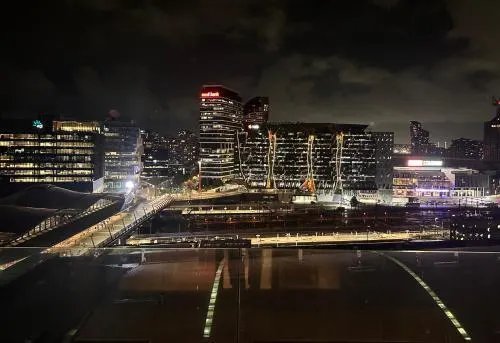 Melbourne City Abode - 15th floor skyline views, Heated indoor pool, 1 Bedroom, 1 Sofa-bed living room, Balcony, Kitchen, Bath, Sauna & Gym - 60 sqm of suite like space - Image 1