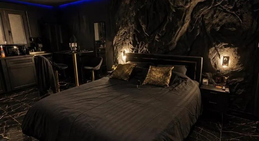 Obsidian Suite Love Room - Image 1