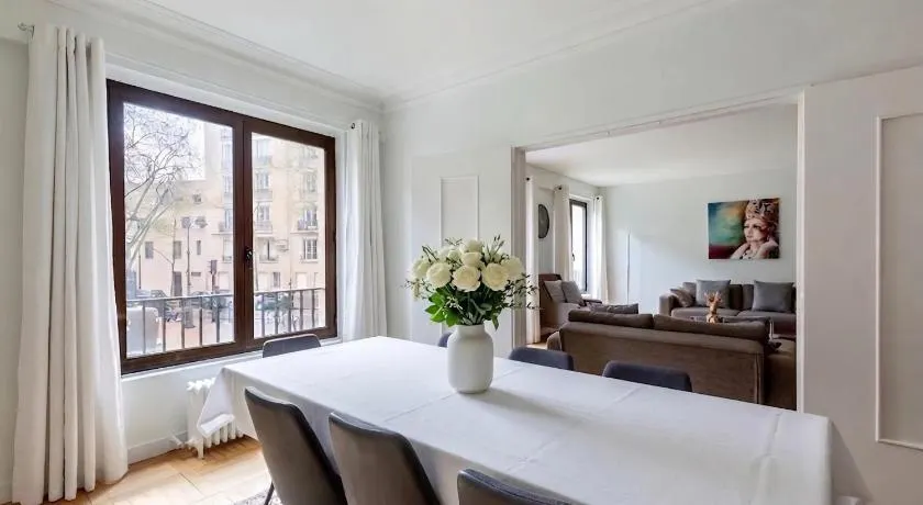 Spacious 3BR - Sleeps 10 - Trocadero - Image 1