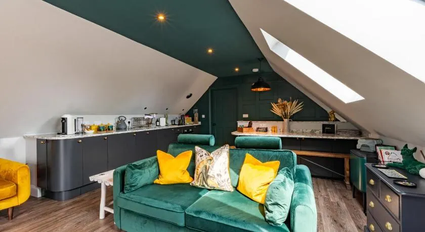 Stylish one bedroom Cotswold Coach House Tetbury - Image 1