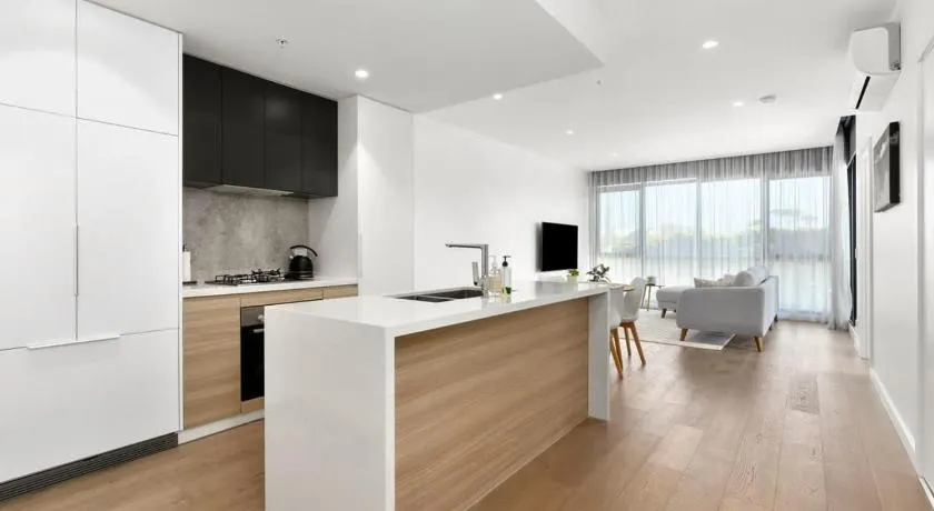 Elegant coastal living near shops and surf beach - Image 1