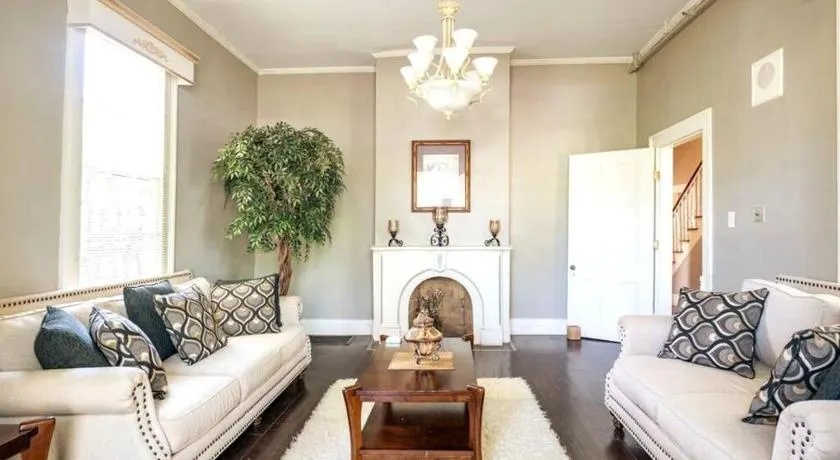 Spacious 5 Bedroom Home Near Downtown with Free Parking WiFi and Deck - Image 1