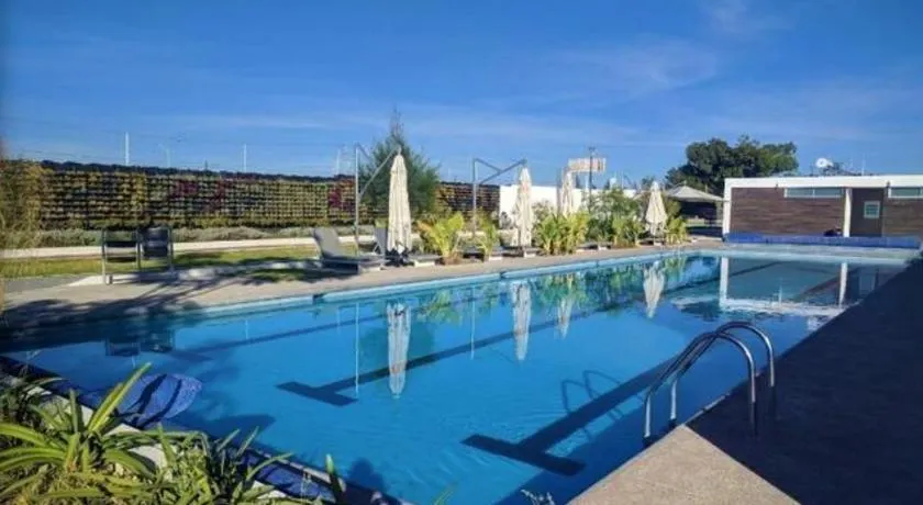 Amplia Casa Moderna c/ Piscina y Lindos Jardines - Image 1