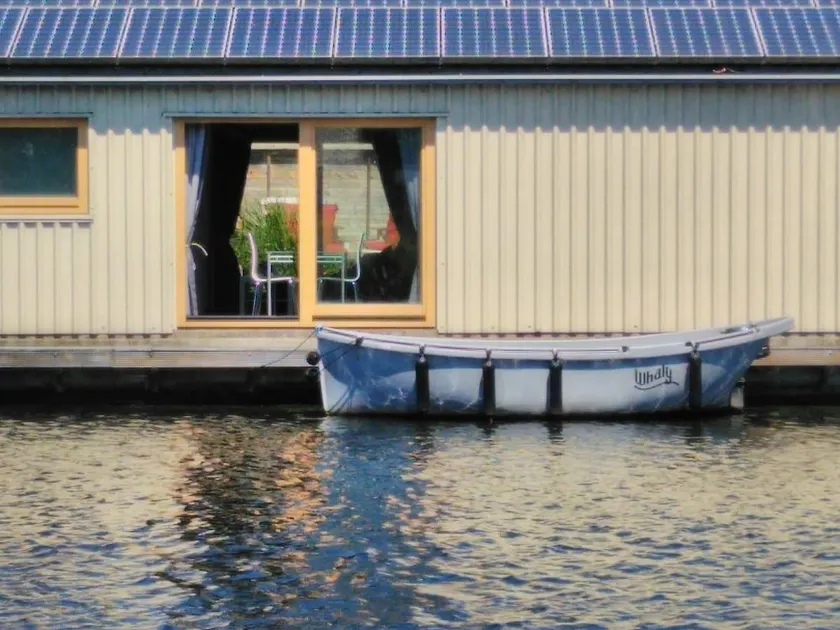 B&Boathouse Amsterdam with bikes and motorboat - Image 1