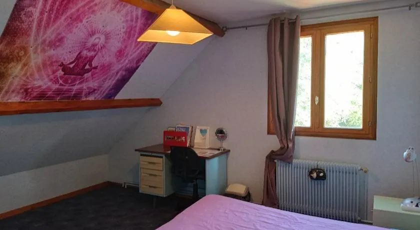 Cozy and tranquil double room with large desk - Image 1