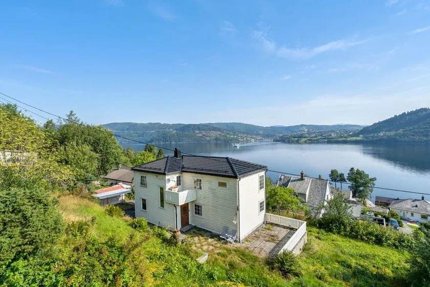 Budget Getaway with Fjord View - Image 1